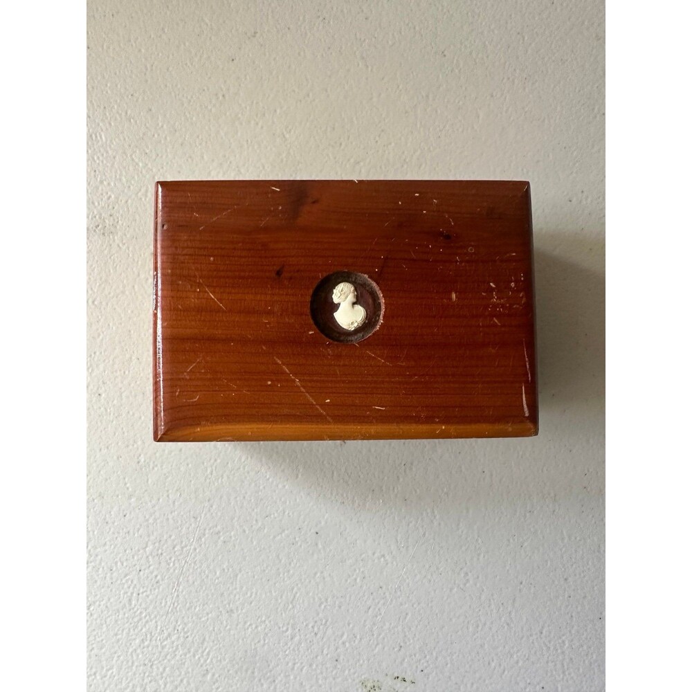 VTG JB Deere Cedarcraft Cedar Wood Inlaid Cameo Hinged Lid Trinket Jewelry Box